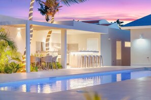 Whether you’re enjoying a movie outdoors or simply relaxing under the twinkle of lights, the night ambiance sets the tone for effortless comfort and joy. ???????? - Dream 4BRVilla~Large Pool~Close2Beach~BBQ~Golf~Gym (Noord)