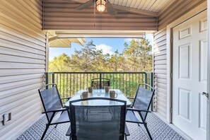 Outdoor dining - Branson 2BR Retreat | Jacuzzi + Gym + Pools (Branson)