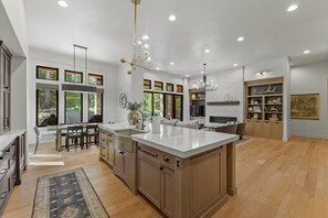 ثلاجة، ميكروويف، فرن، موقد طهي مسطح