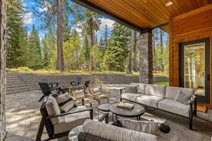 Outdoor dining - Fox & the Fairway- On the golf course in Spring Mtn Ranch w/ AC & club access (McCall)