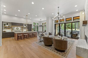 Smart TV, fireplace, books - Fox & the Fairway- On the golf course in Spring Mtn Ranch w/ AC & club access (McCall)