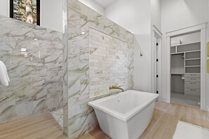 Shower, hair dryer, towels - Fox & the Fairway- On the golf course in Spring Mtn Ranch w/ AC & club access (McCall)