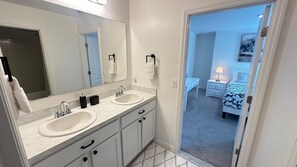 Regadera, secadora de cabello, toallas, jabón