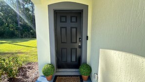 Exterior detail - Entire 3BR/2.5BA Townhouse Near JAX Zoo & Airport (Jacksonville)