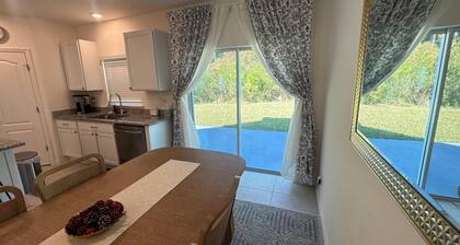 Entire 3BR/2.5BA Townhouse Near JAX Zoo & Airport