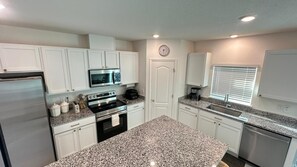 Een magnetron, een oven, een kookplaat, een vaatwasser