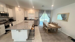 Een magnetron, een oven, een kookplaat, een vaatwasser