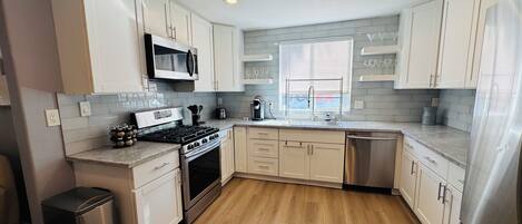 Microondas, horno, placa de cocina, lavavajillas