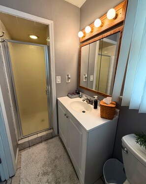 Regadera, secadora de cabello, toallas 