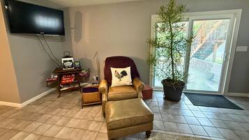 Smart TV, DVD player, books, stereo