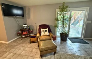 智能電視、DVD 播放機、書籍、音響