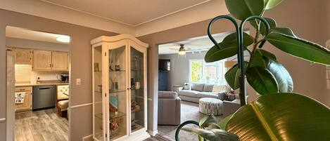 Smart-TV, DVD-Player, Bücher, Stereoanlage