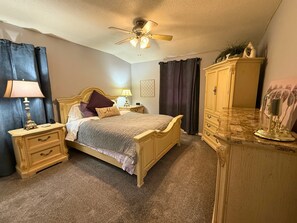 Escritorio, tabla de planchar con plancha, cuna de viaje y wifi gratis 