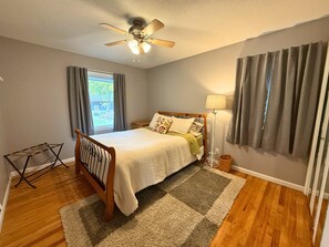 3 間睡房、書桌、熨斗/熨衫板、可攜式嬰兒床