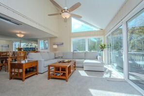 Smart TV, chimenea y libros 