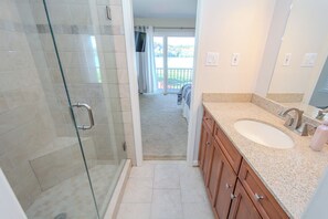 Shower, jetted bath, hair dryer, towels