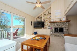 Smart TV, chimenea y libros 