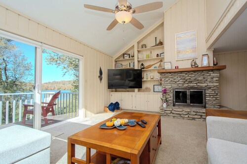 The Barge Inn: Your Epic Ohio River Waterfront Escape in Beautiful Prospect, KY!