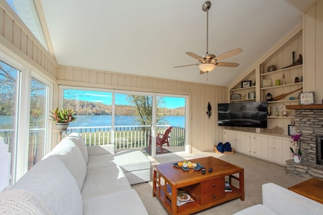 Smart TV, fireplace, books. The Barge Inn: Your Epic Ohio River Waterfront Escape in Beautiful Prospect, KY!