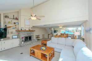 Smart TV, chimenea y libros