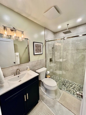 Shower, hair dryer, towels - The Whiskey Row Bungalows - Steps to Downtown! (Prescott)