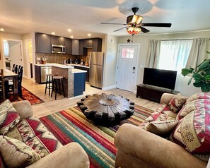 Smart TV, fireplace, books - The Whiskey Row Bungalows - Steps to Downtown! (Prescott)