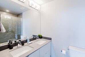 Hårføner, håndklær, såpe og toalettpapir