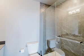 Hair dryer, towels, soap, toilet paper - Lux Getaway Dt, King Bed, Near River Valley (Edmonton)