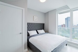 Iron/ironing board, WiFi, bed sheets - Lux Getaway Dt, King Bed, Near River Valley (Edmonton)