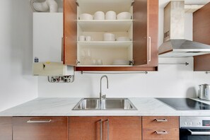 Fridge, microwave, oven, stovetop - Blueground | Landstraße, view, nr Belvedere (Vienna)