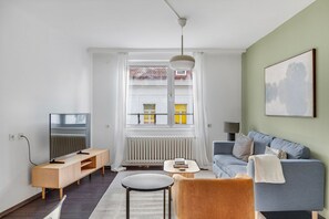 A modern living room with a TV, sofa, and coffee table. - Blueground | Landstraße, view, nr Belvedere (Vienna)