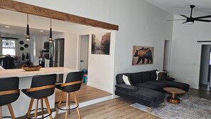 Smart TV, chimenea, videojuegos y tenis de mesa