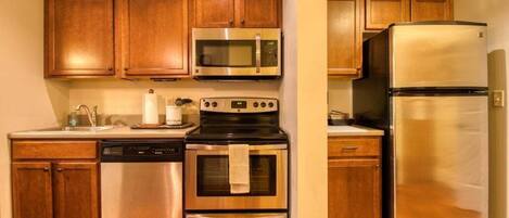 Frigorifero, microonde, forno, piano cottura