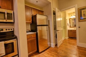 雪櫃、微波爐、焗爐、爐具