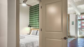 1 habitación, tabla de planchar con plancha, wifi gratis y ropa de cama