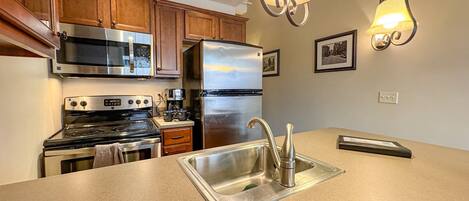 Jääkaappi, mikroaaltouuni, uuni, liesi