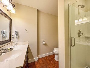 Ducha, secador de pelo y toallas