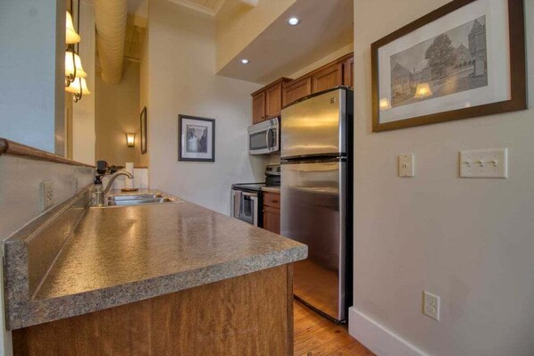 Refrigerador, microondas, horno y parrilla de estufa 