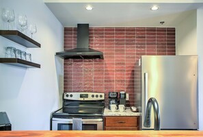 Coffee/tea maker, fridge, microwave, oven