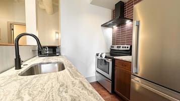 Frigorifero, microonde, forno, piano cottura