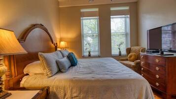 Tabla de planchar con plancha, wifi gratis y ropa de cama