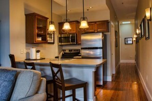 冰箱、微波炉、烤箱、炉灶