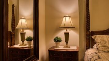 Tabla de planchar con plancha, wifi gratis y ropa de cama