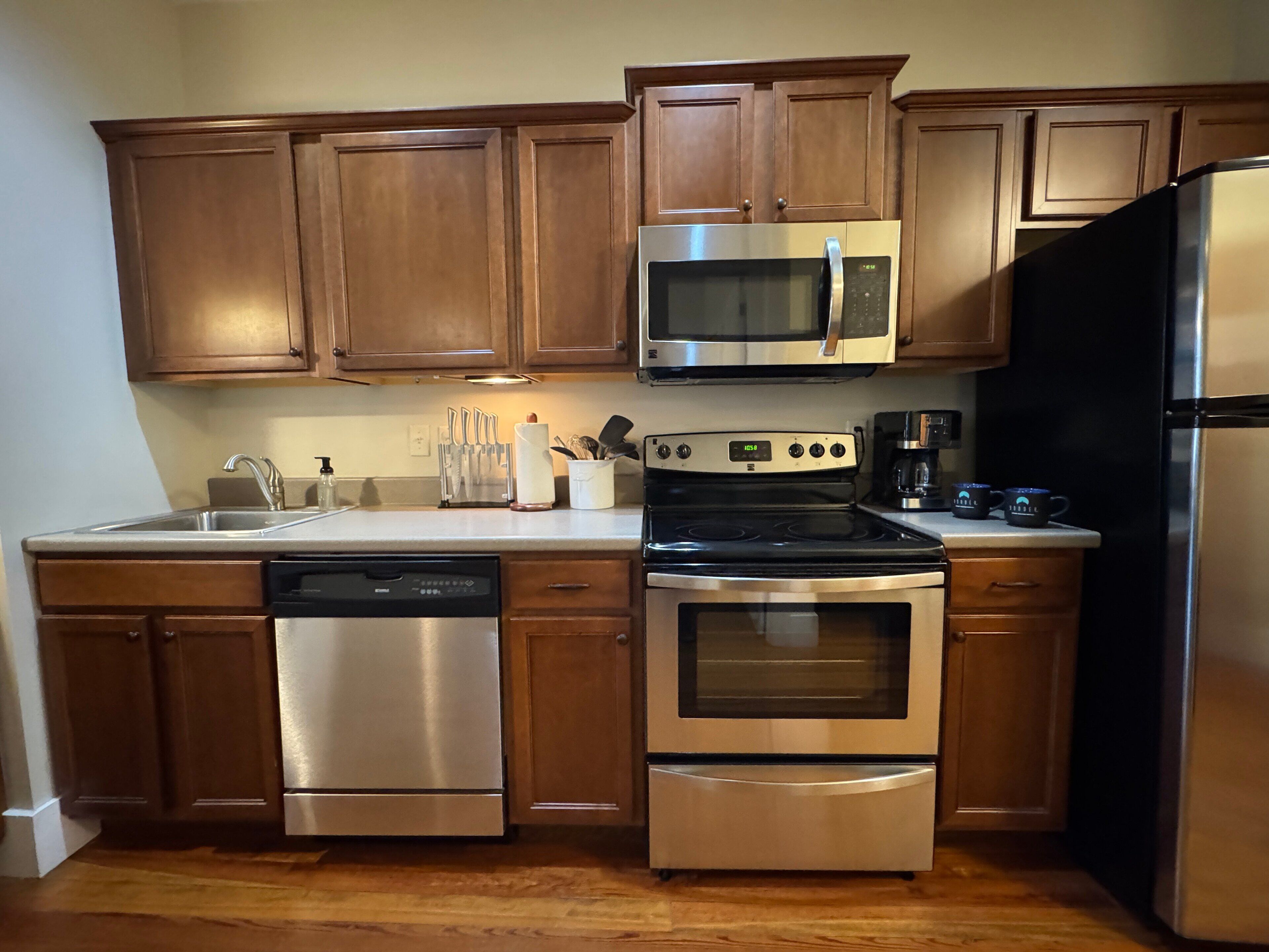 Réfrigérateur, micro-ondes, four, plaque de cuisson