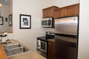 雪櫃、微波爐、焗爐、爐具