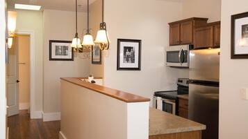 雪櫃、微波爐、焗爐、爐具