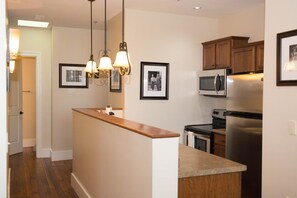 雪櫃、微波爐、焗爐、爐具