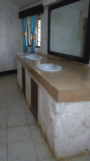 Habitación doble Deluxe | Baño | Regadera, pantuflas, toallas, jabón