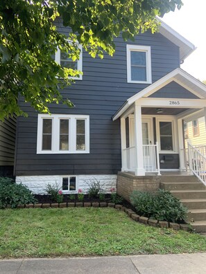 Exterior - Charming 3-bedroom, 2-full bathroom with office, in delightful BayView. (Milwaukee)