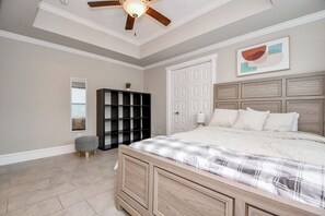 3 bedrooms, iron/ironing board, WiFi, bed sheets - 3-bedroom house in Gated community near Med Center and Downtown with Roof deck (Houston)